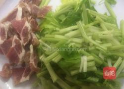 咸肉炒芹菜的做法图解2