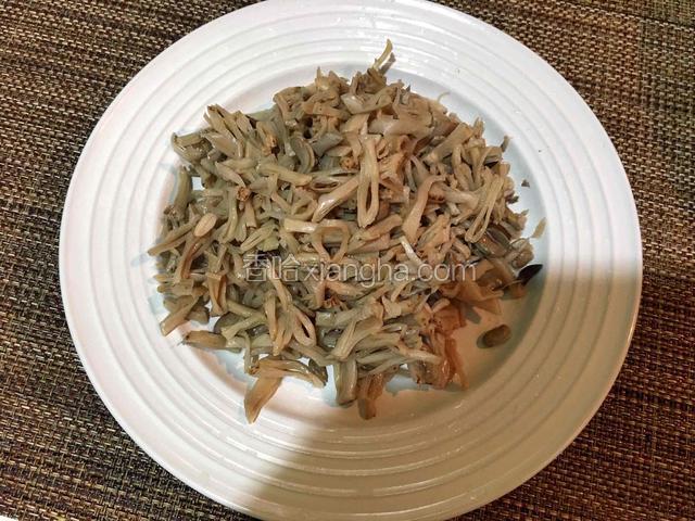 干扁豆丝泡去盐味，煸干水份备用