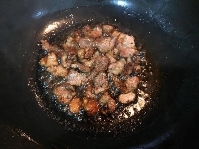 热锅倒油，下入猪肉炒至变色，加入生抽炒匀