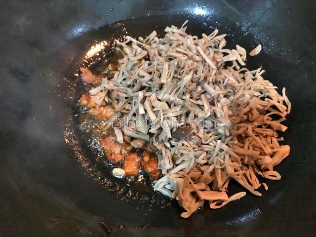 倒入扁豆丝翻炒均匀