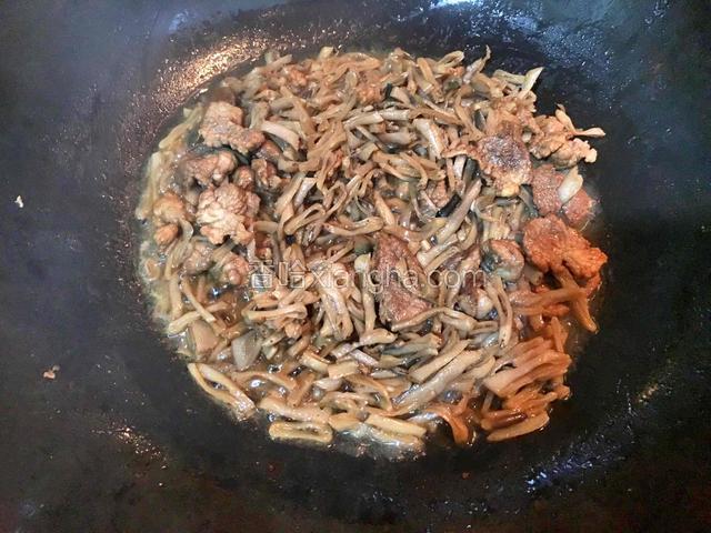 加入适量盐、清水煮至水干油出