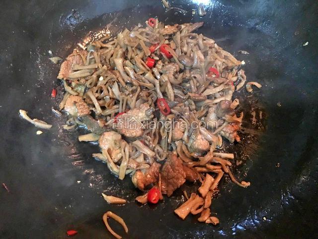 加入红尖椒翻炒均匀