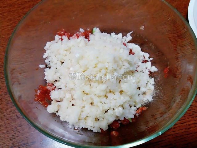 土豆去皮切碎放入肉馅里
