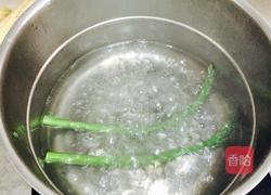 芦笋鸡蛋卷的做法图解2