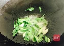 蒜苗炒粘山药豆腐的做法图解7