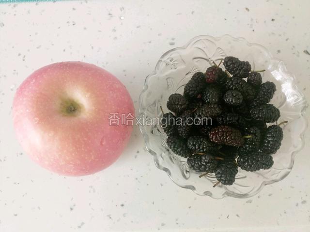 苹果和桑椹洗净