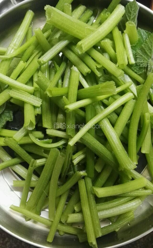 把南瓜藤抽出老筋，掐断，洗干净后漏干水份
