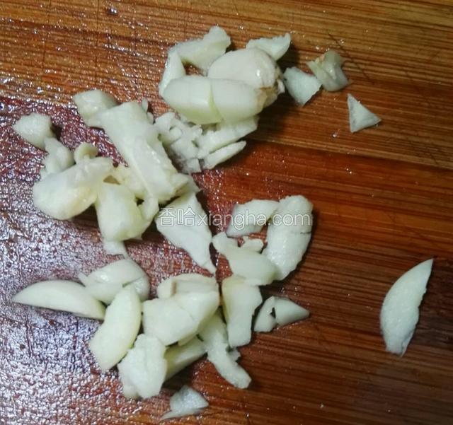 把蒜瓣切成沫