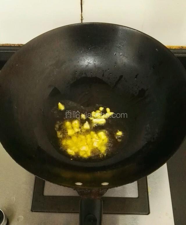 热锅起油放入蒜沫