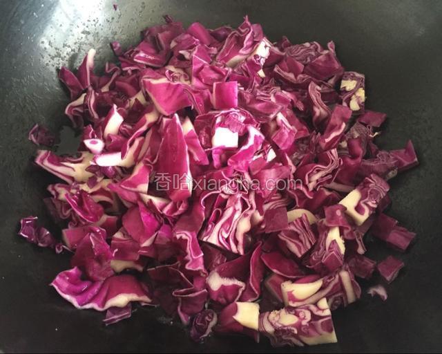 锅内倒入少量清水，把紫甘蓝放进去煮出颜色
