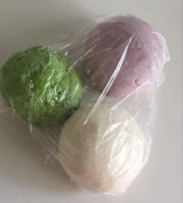 把三种颜色都加入少许盐和成面团，用保鲜膜盖好放置三十分钟醒面