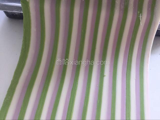 用手摁扁后放入面条机压成薄片