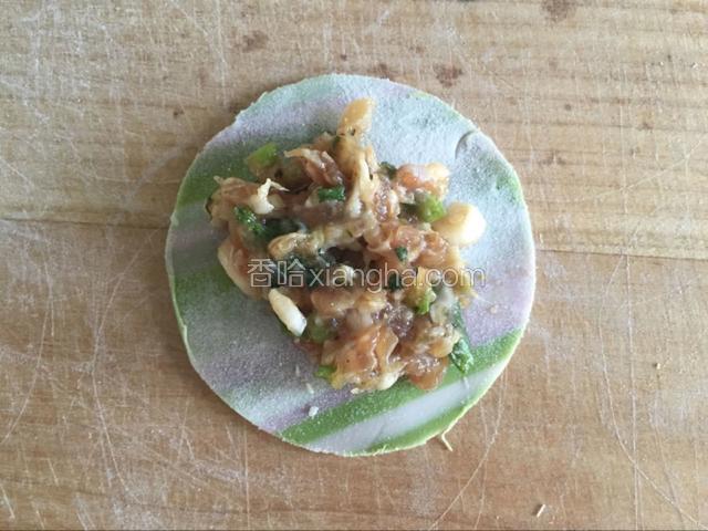 取一个面坯，放上肉馅