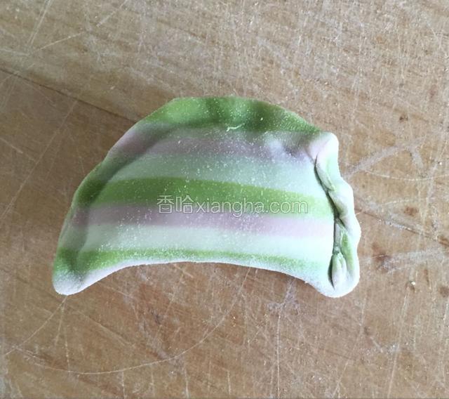 用拇指和食指捏出花边