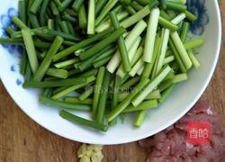 蒜台炒肉的做法图解1