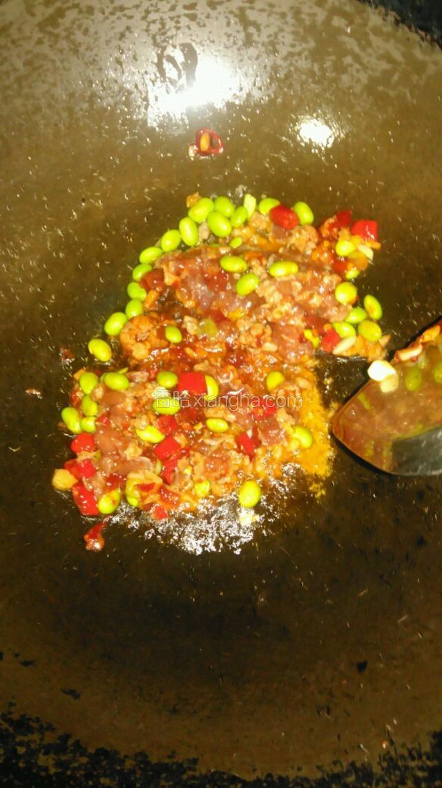 放入焯过水的豆米。，翻炒均匀。