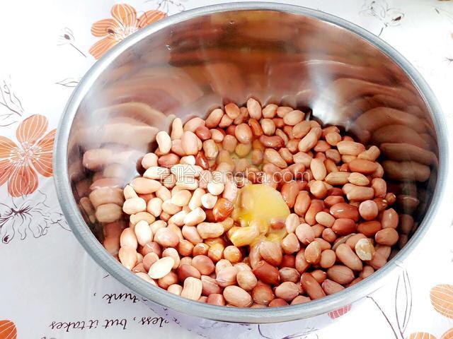 一碗花生米放入一个鸡蛋！
