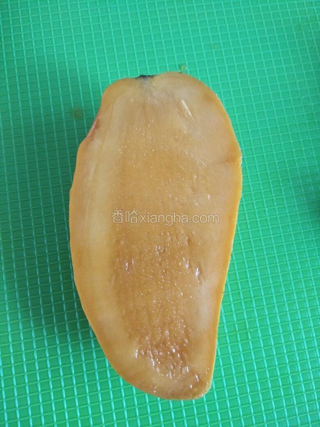 芒果对切开到核的地方
