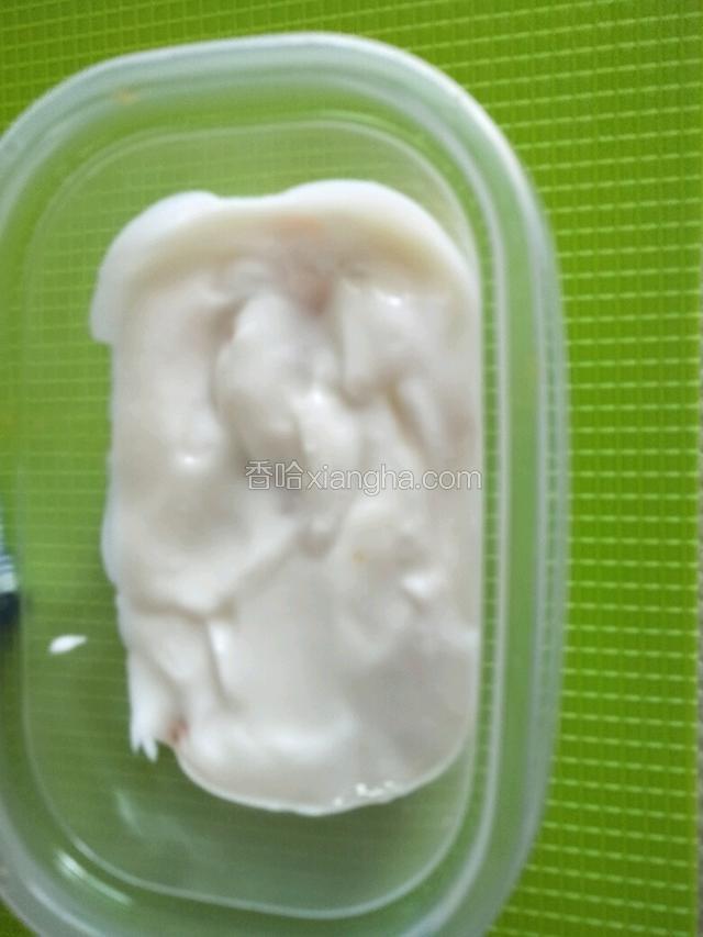 再用勺子挖出酸奶铺上一层