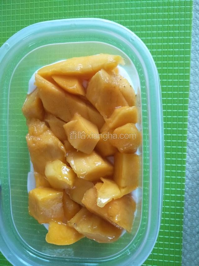 再铺一层芒果肉