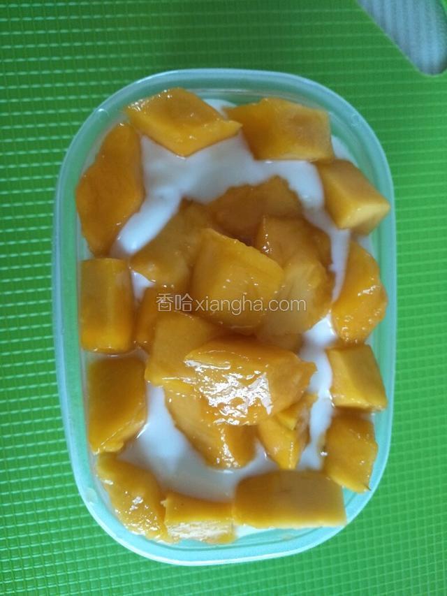 最上面摆上芒果肉即可