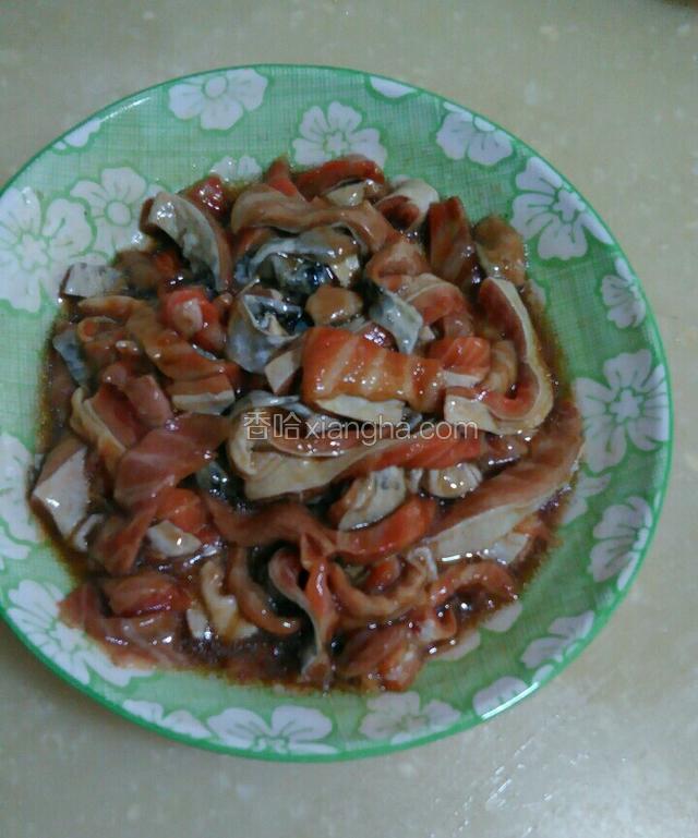 三文鱼皮切成宽条状。用盐，料酒，生抽蚝油，胡椒粉，五香粉鸡精腌制十分钟。