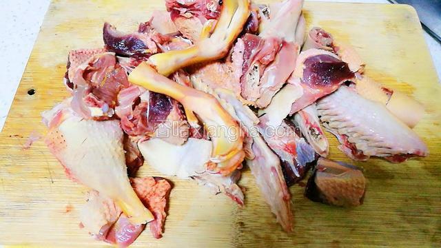 新鲜飞鸭清洗干净，剁成块。（比一般鸭肉肉质偏红）
