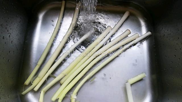蒲菜清水冲洗干净。