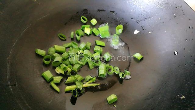 起锅倒少许油，爆香葱末。（这鸭子属于运动型，几乎看不见脂肪，做汤的时候我得加点油）