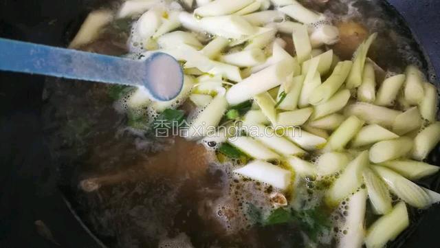 加少许盐。倒入蒲菜。