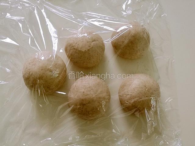 面团松弛好以后，将它分成5份，分别揉圆，盖上保鲜膜继续松弛15分钟。