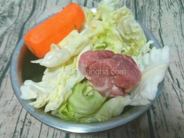 把圆白菜、猪瘦肉洗净，胡萝卜洗净并去皮。