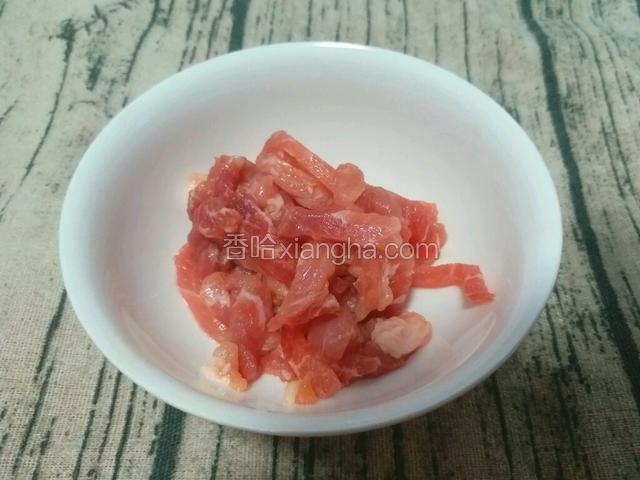 把猪瘦肉切成细丝，放入适量水淀粉，拌匀。