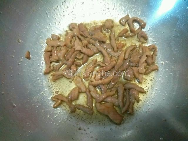 锅内放入适量食用油，烧热后放入猪肉丝，翻炒至肉丝变色断生。