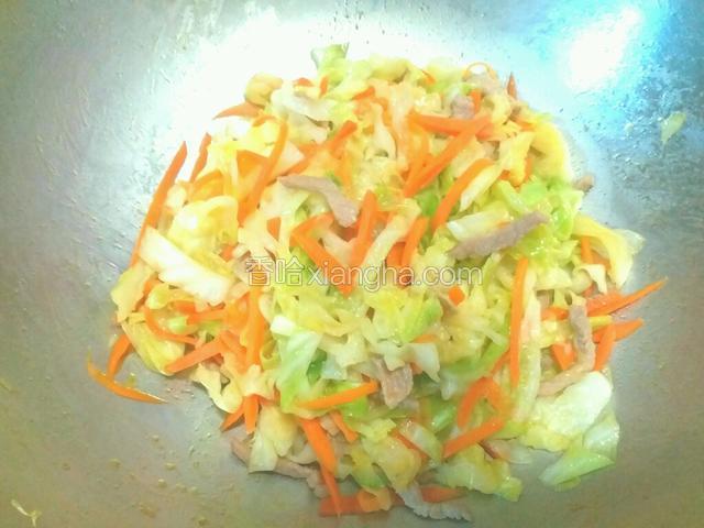 最后放入香油、味精，炒匀即可。