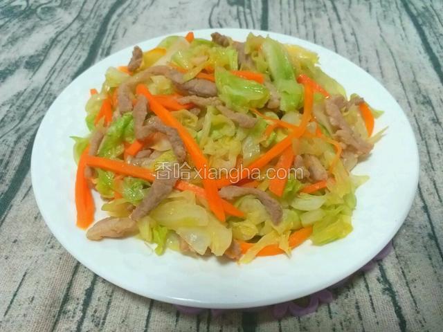 把菜盛入盘中。