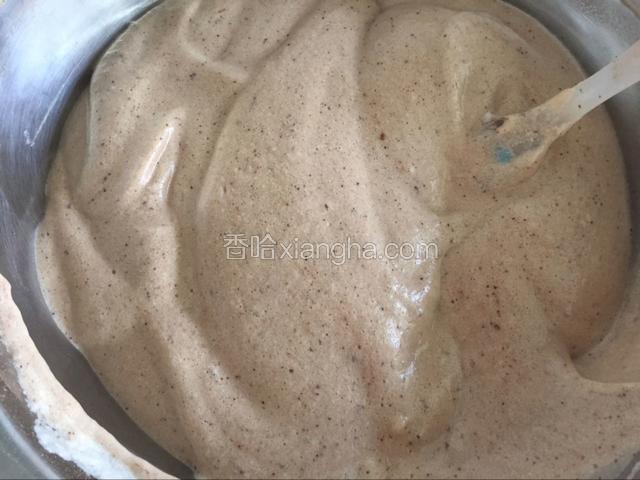 剩余的面糊筛入可可粉，快速上下翻拌