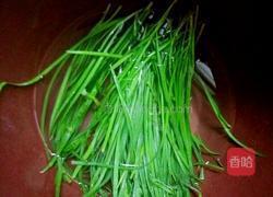 嫩韭菜芽炒鲜鸡蛋的做法图解1