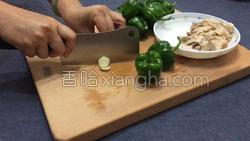 青椒炒黑猪肉的做法图解5