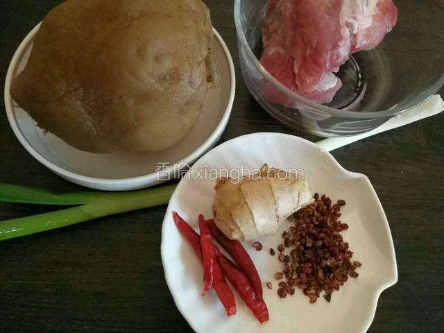 疙瘩头咸菜一个（超市，市场有卖）瘦肉一块，姜，花椒，干红辣椒，小葱备好。