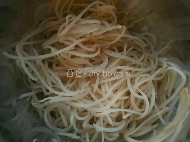 疙瘩头切成丝，清水泡洗半天，中间换两次水。（因为是腌制的咸菜比较咸）