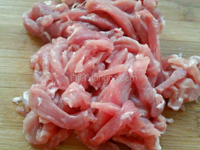 肉切丝（冰箱里稍微冷冻一下比较好切）
