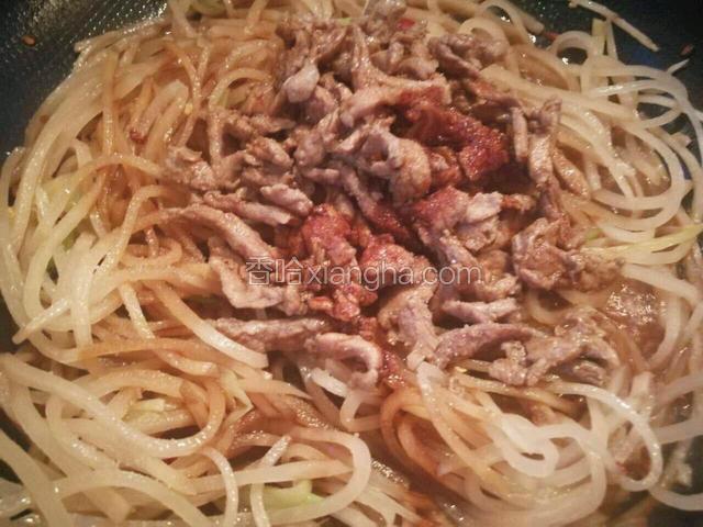 放入泡洗好的疙瘩丝，倒入肉丝，加入适量生抽，老抽翻炒均匀。因为本是咸菜就有咸味，又加生抽老抽所以不用加盐了。