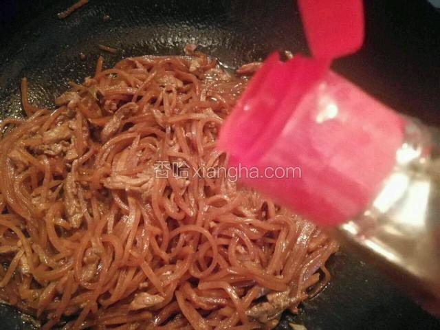 收汁后加入香油调味出锅。
