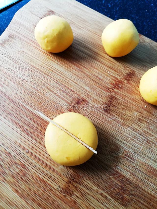再用牙签在上面压一下