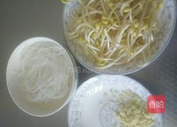 豆芽炒粉条的做法图解1