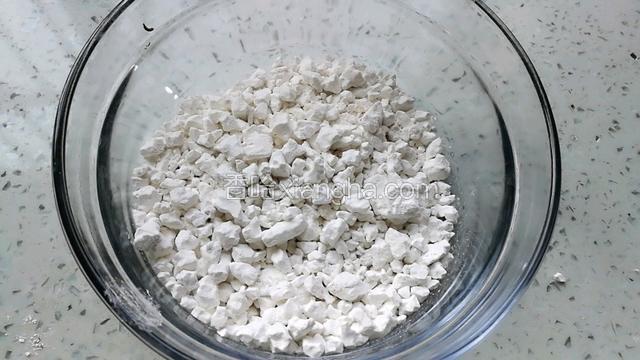 取150g红薯粉放玻璃碗里。