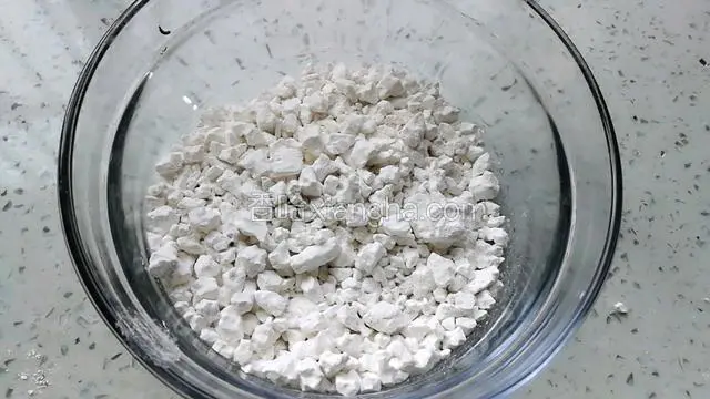 取150g红薯粉放玻璃碗里。