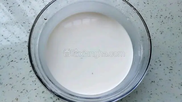 加入清水搅拌成水淀粉。