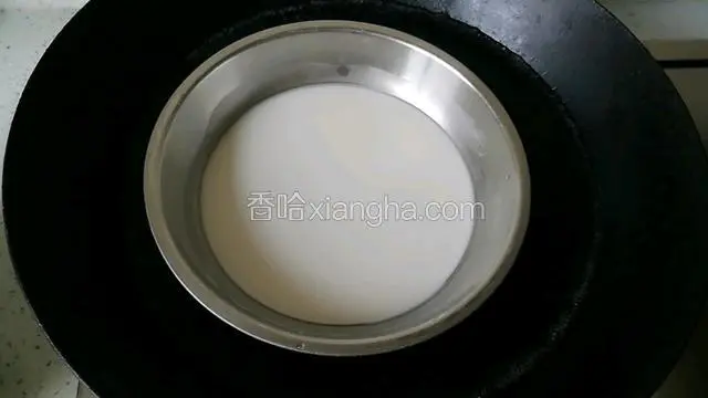 盛水淀粉的盘子放入沸腾的锅中。